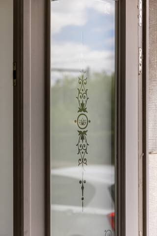 Locatie:
Deze charmante woning aan de Spoorweglaan 30 in Temse geniet van een centrale ligging en een uitstekende bereikbaarheid. Winkels, scholen, openbaar vervoer en het station bevinden zich op wandel en fietsafstand. Via de E17 en N16 bereik je vlot Antwerpen, Sint Niklaas en Gent.
Indeling:
De woning beschikt over een ruime en lichtrijke leefruimte met grote raampartijen. Aansluitend bevindt zich de volledig vernieuwde keuken met kwalitatieve materialen en hoogwaardige toestellen. Vanuit de keuken heb je rechtstreeks toegang tot de uitzonderlijk diepe tuin.
Op de eerste verdieping bevinden zich drie volwaardige slaapkamers van ongeveer 11 m² en een ruime badkamer. Via een vaste trap bereik je de ruime zolderverdieping, die verder ingericht kan worden als hobbyruimte, bureau of extra leefruimte.
Garage: privatieve garagebox achteraan de tuin, bereikbaar via een achterliggende straat.
Troeven:
• Charmante gezinswoning met veel karakter
• Drie volwaardige slaapkamers
• Uitzonderlijk diepe tuin
• Inrichtbare zolderverdieping
• Centrale ligging nabij winkels, scholen en het station
Technische gegevens:
Deze karaktervolle woning dateert uit de jaren zestig. De keuken werd volledig vernieuwd en afgewerkt met kwalitatieve materialen en hoogwaardige toestellen. Overige technische gegevens zijn niet vermeld.
Extra:
Bodemattest en stedenbouwkundige inlichtingen in aanvraag.
Benieuwd naar de waarde van je woning? Vraag een gratis schatting aan via Zyno@bauwensvastgoed.be