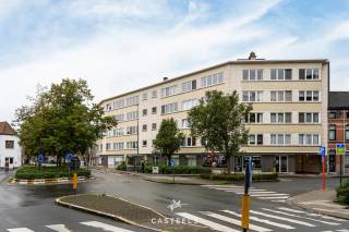 Dit ruime appartement met lift bevindt zich op de vijfde en tevens hoogste verdieping van een appartementsgebouw aan de Frans van Ryhovelaan in Gent, op korte afstand van de Bloemekenswijk.<br /><br />Met een oppervlakte van ongeveer 95 m² beschikt het appartement over een aangename indeling en twee bijzonder ruime slaapkamers van elk ongeveer 19 m². Eén van de slaapkamers geeft toegang tot een klein terras. Verder zijn er een leefruimte, keuken, badkamer en afzonderlijk toilet. Het gebouw dateert van 1965 en is voorzien van een lift.<br /><br />Het appartement werd doorheen de jaren steeds met zorg onderhouden en bevindt zich in een verzorgde staat. Hoewel de inrichting op bepaalde vlakken wat gedateerd is, vormt het appartement een uitstekende basis om met enkele gerichte opfrissingswerken een aangename en hedendaagse woonomgeving te creëren.<br /><br />Een belangrijke troef is het gunstige EPC-label B, mede dankzij de dubbele ruiten waardoor er geen energetische renovatieverplichting van toepassing is. De badkamer kan vernieuwd worden en met enkele schilderwerken krijgt het appartement al snel een frisse uitstraling. Ook de keuken kan eventueel gemoderniseerd worden, afhankelijk van de persoonlijke voorkeur.<br /><br />Dankzij de goede onderhoudsstaat en de gunstige energiescore kan het appartement met relatief beperkte ingrepen op korte termijn opnieuw bewoond of verhuurd worden.<br /><br />Een ruim en verzorgd appartement op de hoogste verdieping, met twee grote slaapkamers, een gunstig EPC en heel wat mogelijkheden voor zowel eigen bewoning als investering.