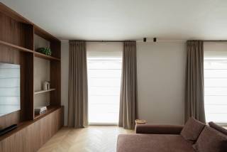 Op één van de meest gegeerde locaties van het échte Antwerpse Zuid, met zicht op de statige Gedempte Zuiderdokken en het vernieuwde Zuidpark, bevindt zich dit uitzonderlijk designappartement op de eerste verdieping van een kleinschalig project. <br /><br />Achter een charmante gevel ontvouwt zich een totaalconcept, volledig ontworpen en tot in de puntjes afgewerkt. Hier geen compromissen, maar een doordachte samenhang van hoogwaardige materialen, maatwerk en tijdloze elegantie. Elk element werd zorgvuldig geselecteerd en perfect op elkaar afgestemd, waardoor een warme woonbeleving ontstaat.<br /><br />De leefruimte geniet van een overvloed aan natuurlijk licht en vloeit harmonieus samen met een stijlvol ingericht interieur waar comfort en esthetiek elkaar versterken. Aansluitend bevindt zich de ruime keuken, uitgerust met inbouwtoestellen van topkwaliteit en ontworpen als een leefkeuken die uitnodigt tot samen koken en genieten. Het gezellige terras biedt een aangename buitenplek waar u in alle rust kan ontspannen.<br /><br />Het appartement beschikt over twee volwaardige slaapkamers, elk ontworpen als een private suite met een eigen dressing en een ensuite badkamer.<br /><br />Optioneel kan bovendien twee parkeerplaatsen worden aangekocht.<br /><br />Interesse in deze parel?<br />Contacteer LISTED vandaag nog: +32 3 283 51 51.