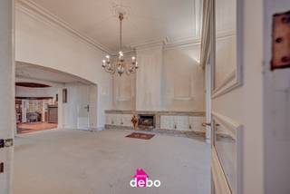 <br />Statig, alleenstaand herenhuis met uitzonderlijk volume en tal van mogelijkheden, gelegen langs de Brugsesteenweg in Kuurne.<br />De woning beschikt over meer dan <strong><span>500 m² bewoonbare oppervlakte</span></strong> op een perceel van ca. <strong><span>1.920 m²</span></strong><strong>,</strong> met onder meer vier slaapkamers, meerdere badkamers, ruime kelders en zolders met potentieel.<br />Talrijke authentieke elementen, waaronder open haarden ontworpen door kunstenaar José Vermeersch, geven deze eigendom een uniek karakter en vormen een prachtige basis voor een totaalrenovatie naar eigen smaak.<br />Dankzij het royale volume en de flexibele indeling is dit pand uitermate geschikt voor wie op zoek is naar een ruime gezinswoning, een woon-werkcombinatie of een project met toekomstwaarde.<br />Een zeldzame opportuniteit voor liefhebbers van karaktervolle panden met visie. Bezoek of info bel Katrien 0495 53 48 65<br /> 