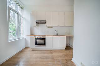 <p><b>Info & bezoeken:</b> nathalie.p@weinvest.be | 02 315 77 22</p>
<p>In een gewilde en gezellige buurt in Jette, heeft We Invest het genoegen dit prachtige, bijzonder lichtrijke en instapklare 1-slaapkamer appartement aan u voor te stellen.</p>
<p>Het pand is strategisch gelegen, direct aan de De Smet de Naeyerlaan. De buurt biedt een dynamische leefomgeving met een directe nabijheid van openbaar vervoer (tram, bus), scholen en de winkels van het Spiegelplein.</p>
<p>Gelegen op de eerste verdieping van een karaktervol gebouw met lage gemeenschappelijke lasten, beschikt dit appartement over een comfortabele oppervlakte van 66 m². Het bestaat uit een aangename woonkamer, een keukenruimte, een lichte slaapkamer en een badkamer.</p>
<p><b>Uitstekend nieuws: de elektriciteit is conform en het EPC is zeer gunstig (Klasse D - 174 kWh/m².jaar).</b> Collectief centraal verwarmingssysteem op gas (Vaillant condensatieketel).</p>
<p>Dit pand vertegenwoordigt een zeldzame kans, perfect voor een jong koppel, een alleenstaande of een investeerder die op zoek is naar een onmiddellijk rendement zonder zware renovatiewerken in een zeer gevraagde regio.</p>
<p><b>Mis deze kans niet, bel ons voor het plannen van een bezoek! Al onze exclusieve panden zijn beschikbaar op www.weinvest.be.</b></p>