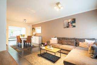 Ontdek deze instapklare en gezellige woning met een praktische indeling, gelegen op een toplocatie in een doodlopende straat. De perfecte plek...