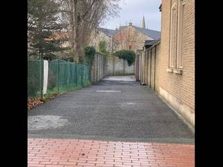 <p>Gesloten garage in het centrum van Nieuwpoort, gelegen aan Willem De Roolaan 17 BOX 2.</p><p><br /></p><p>Belangrijkste ruimtes:<br />• Gesloten garage met stevige poort en voldoende manoeuvreerruimte</p><p><br /></p><p>Troeven:<br />• Centrale ligging in het centrum van Nieuwpoort<br />• Veilig en afgesloten parkeer- of opslagruimte<br />• Nabij zee, duinen en voorzieningen</p><p><br /></p><p>Neem vandaag nog contact op met uw ERA-makelaar voor een bezoek.</p><p><br /></p><p>JOUW DROOMGARAGE. ZO GEVONDEN!</p>