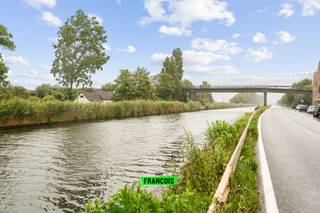 Bent u op zoek naar een woning te koop op een unieke locatie in Snaaskerke? Dan is deze charmante gezinswoning langs de vaart absoluut een bezoek waard. Dankzij de rustige ligging, de zuidgerichte tuin en de praktische indeling vormt dit eigendom een interessante opportuniteit voor wie op zoek is naar een woning met potentieel.<br /><br />De woning beschikt over een inkomhal, een gezellige leefruimte, een keuken en een praktische berging. Verder zijn er 2 slaapkamers aanwezig, waaronder een voutekamer, en geniet u van het comfort van maar liefst 2 badkamers, waarvan een ruime vernieuwde badkamer op de verdieping. Daarnaast beschikt de woning over een kelder en een zolder, wat extra bergruimte biedt.<br /><br />Een absolute troef is de ruime garage, waar niet alleen plaats is voor een wagen, maar ook voor bijkomende opslag. Boven de garage bevindt zich bovendien een extra zolderruimte die tal van mogelijkheden biedt als bergruimte of hobbyruimte.<br /><br />Buiten geniet u van een aangename zuidgerichte tuin met tuinberging en een handig toegangspoortje achteraan, wat zorgt voor extra gebruiksgemak. Op energetisch vlak beschikt de woning over 8 zonnepanelen en een thuisbatterij van 5 kWh, wat bijdraagt aan een efficiënter energieverbruik.<br /><br />Met een bewoonbare oppervlakte van 85 m², een perceeloppervlakte van 175 m² en een bijzondere ligging langs de vaart biedt deze woning een mooie kans voor wie op zoek is naar een eigendom met karakter in het landelijke Snaaskerke.<br /><br />Interesse in deze woning te koop in Snaaskerke? Neem vandaag nog contact op met Immo Francois en ontdek zelf de troeven van deze eigendom.<br /><br />Woning verkopen in Gistel? Vraag je gratis schatting aan bij Immo Francois, jouw lokale makelaar.<br /><br />