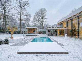 Deze exclusieve villa combineert eigentijdse architectuur met ultiem wooncomfort, gelegen op een begeerde toplocatie. Dankzij de grote...