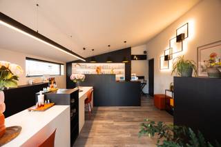 Bent u op zoek naar een landelijke woning dat ruimte, comfort en een groen kader naadloos combineert? Homixx Vastgoed stelt u graag deze karaktervolle woning voor, gelegen op een riant perceel van 1.528 m². Deze woning is vandaag ingeschreven als 'Logie' en is volledig gerenoveerd. Aangrenzend is een verhuurd handelspand (nagelstudio), dat ook inclusief is in deze verkoop. (aparte ingang)<br /><br />Bij het betreden van de woning valt meteen de kwalitatieve afwerking op. Het gelijkvloers beschikt over een gezellige en ruime woonkamer met open eetkamer. Aangrenzend tref je een ruime en volledig geïnstalleerde keuken in een landelijke stijl. De wasruimte/berging bevindt zich hiernaast, en is voorzien van veel praktische opbergruimte. <br />De aanwezigheid van een lichtrijke veranda zorgt ervoor dat u het hele jaar door kunt genieten van het groene uitzicht.<br />Op de gelijkvloers tref je ook nog een eerste slaapkamer, mét ruime badkamer met bad en douche.<br /><br />Met in totaal maar liefst zes volwaardige slaapkamers en drie badkamers biedt deze villa ongekende mogelijkheden! <br />Buiten is er eveneens geen gebrek aan ruimte: het terras leent zich uitstekend voor gezellige zomeravonden en de oprit biedt plaats aan verschillende wagens.<br /><br />Kortom, een unieke kans als investeringseigendom + verhuurd handelspand. Grijp nu je kans!