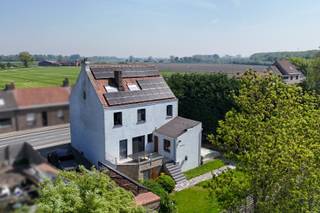 Le long du canal Plassendale - Nieuwpoort à Oudenburg, nous trouvons cette maison individuelle entièrement rénovée. La maison offre une superficie habitable exceptionnelle de 355 m² et est située sur un grand terrain de 590 m².<br /><br />En entrant, vous arrivez dans un hall d'entrée avec un salon lumineux attenant. Il y a aussi une cuisine entièrement équipée avec accès à la terrasse ensoleillée.<br />Le rez-de-chaussée comprend également une première chambre et une salle de bains.<br /><br />Au premier étage, vous trouverez trois grandes chambres, un dressing et une deuxième salle de bains. Le deuxième étage offre un confort supplémentaire avec deux chambres supplémentaires et une troisième salle de bains.<br /><br />Le sous-sol est un véritable atout avec un espace bien-être complet comprenant un sauna, une cabine infrarouge et une douche à l'italienne avec pas moins de 6 fonctions. Dans le jardin, vous trouverez une piscine et un jacuzzi - parfait pour une détente ultime.<br /><br />Cette maison a été entièrement rénovée par les propriétaires actuels, à la fois sur le plan énergétique et spatial. Ainsi, 30 panneaux solaires ont été installés, un chauffe-eau solaire de 400 litres est présent pour l'eau chaude sanitaire et la piscine. Étiquette énergétique - C !<br /><br />Il y a aussi une grande allée et un garage avec une connexion pour une borne de recharge. Par une porte, vous pouvez facilement profiter d'une promenade ou d'une balade à vélo le long du chemin de halage, et un peu plus loin, il y a un endroit pour amarrer un bateau.<br /><br />Cet emplacement unique offre l'endroit idéal pour profiter de la vue panoramique sur les polders depuis la terrasse de la cuisine le soir.<br /><br />Vous cherchez une maison spacieuse et économe en énergie? Contactez-nous et planifiez votre visite !