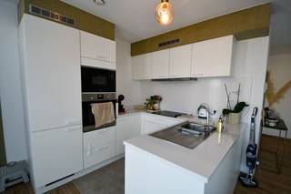 Dit appartement kunnen we terugvinden in de moderne en nieuwgebouwde residentie genaamd 'Kroonpark' te Ertvelde. Het appartement beschikt over een bewoonbare oppervlakte van circa 117 m² en 2 aangename terrassen! <br /><br />Indeling appartement:<br />Inkomdeur, zithoek, eetplaats, geïnstalleerde keuken, apart toilet, berging met technische installaties. Aansluitend aan de leefruimte vinden we een aangenaam overdekt terras. Op de 1ste verdieping vinden we: overloop met ingemaakte kasten, 3 slaapkamers, ruime badkamer (bad, douche, toilet, lavabomeubel). Aan de overloop bevindt zich een 2de terras met mooi uitzicht.<br /><br />Enkele leuke extra troeven:<br />- voorzien van vloerverwarming <br />- verzorgde afwerkingsgraad<br />- zonnepanelen voorzien<br />- mooie indeling<br /><br />Huurprijs: 1.125€/maand (inclusief de garagebox en bijdrage in de gemeenschappelijke kosten)<br />Ledigen van septische en regenwaterput nog niet inbegrepen, hiervoor dient de huurder wel bij te dragen. Privatieve onderhoud van het appartement is uiteraard ook ten laste van de huurder.<br /><br />Vrij op 1 december 2026.<br /><br />Indien u een bezoek wenst, aarzel niet om contact op te nemen via quinten@qubic-vastgoed.be of via 0468/20 15 30.