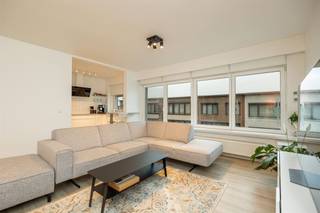 <p><span> </span></p><p><span>Wonen in de rustige Groenenhoek, vlakbij Berchem station?  In dit gerenoveerde appartement op de tweede verdieping van een kleinschalig gebouw vind je licht, ruimte en comfort. De moderne keuken, de luchtige leefruimte en het terras met open zicht maken dit een bijzonder fijne plek om thuis te komen. Energiezuinig (EPC B) én met airco in de master bedroom!</span></p><p><span> </span></p><p><span>Slim ingedeeld en stijlvol gerenoveerd</span></p><p><span>Je komt binnen via de hal, waar meteen de industriële glazen deur met zwart frame opvalt. Achter die deur ligt de grote leefruimte van maar liefst 34 m² op lichte vloer, met een gezellige zithoek en ruime eettafel. De kamer baadt in het licht dankzij de brede raampartijen en is voorzien van elektrische rolluiken (bedienbaar met afstandsbediening) en een slimme thermostaat.  De witte, open keuken werd in 2019 volledig vernieuwd en heeft alles wat je nodig hebt: inductiekookplaat, combi-oven, ijskast, diepvries, stijlvolle dampkap en veel kastruimte. Alles in frisse, moderne stijl met een werkblad in houtlook en witte wandtegels. Ook hier is veel natuurlijk licht dankzij een raam naar de straatzijde.</span></p><p><span> </span></p><p><span>Comfortabel, rustig slapen en vernieuwde badkamer</span></p><p><span>De master bedroom van 14 m² heeft directe toegang tot het terras en is uitgerust met airco, parketlaminaat en elektrische rolluiken. De tweede slaapkamer (12,5 m²) is eveneens afgewerkt met parketlaminaat en biedt ruimte voor een logeer- of kinderkamer, of voor een comfortabel thuiskantoor.  De badkamer is volledig vernieuwd met moderne, grijze wand- en vloertegels, een zwarte regendouche, wit badkamermeubel met zwarte grepen, en een praktisch afzuigsysteem. In de aparte berging is er een aansluiting voor wasmachine en droogkast. Het apart toilet is netjes afgewerkt met witte en grijze tegels en een hangtoilet.</span></p><p><span> </span></p><p><span>Zalig wonen in de Groenenhoek</span></p><p><span>Dit appartement ligt in een rustige straat met weinig passage, in de geliefde wijk Groenenhoek. Je bent hier op wandel- of fietsafstand van het Te Boelaarpark, scholen, supermarkten en gezellige cafés. Het station van Berchem ligt op slechts 5 minuten fietsen, en via de nabijgelegen Ring en invalswegen ben je zo de stad uit.</span></p><p><span> </span></p><p><span> </span></p>