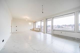 <strong>7e doorzon • Gerenoveerd 2025 • Twee balcons</strong><br /><br />Op de 7e verdieping van een verzorgd gebouw uit 1968 biedt dit volledig gerenoveerde doorzonappartement (2025) talrijke voordelen: royale volumes, vrij zicht, lichtinval aan beide zijden, driedubbele beglazing en twee balkons (±9,5 m² elk) om zowel 's ochtends als 's avonds van te genieten.<br /><br /><strong>±97 m² netto (111 m² bruto) • 3 slaapkamers • 2 doucheruimtes • Kelder + grote garage ±18 m² (€30.000)</strong><br /><br />De ruimte ontvouwt zich vloeiend: inkomhal (±5 m²), ruime woonkamer (±35 m²) die uitgeeft op beide balkons, volledig uitgeruste keuken (±7,5 m²), nachthall (±5 m²), drie slaapkamers (±10 m², ±10 m², ±15 m²) en twee doucheruimtes - douchekamer (±4 m²) + badkamer met ligbad (±4,5 m²). <br />EPC: D-.<br /><br />In bijlage: kelder (±10 m²) en grote privé-garagebox (±18 m²) in de kelder.<br /><br /><strong>Alsembergsesteenweg • Hoofdas Sint-Gillis/Vorst/Ukkel</strong><br /><br />Gewilde ligging op een structurerende as: winkels, diensten en vervoer in de onmiddellijke nabijheid, met vlotte verbindingen naar het centrum en de residentiële wijken.<br />Een instapklaar gezinsappartement, compleet en rationeel: ideaal als uiterst functionele hoofdverblijfplaats.<br /><br />Geïnteresseerd?<br />Klik op "<span>Een bezoek reserveren</span>" rechtsboven om online uw tijdslot te kiezen.<br /><br /><strong>We Invest BXL-ALTITUDE | bruxelles.altitude@weinvest.be | 02/217.22.91</strong>