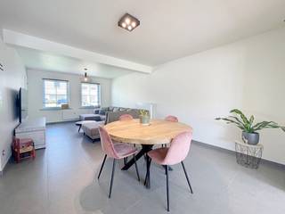 Kijkdag zaterdag 08/08 van 14u - 16u<br />inschrijven via info@immo-s.com<br /><br />Recente en energiezuinige woning te Keiem. <br /><br />Deze woning beschikt over: inkom, apart toilet, ruime living met open keuken voorzien van kookeiland en alle nodige toestellen, aansluitende berging, 3 slaapkamers, badkamer met inloopdouche. <br />Buiten is er een gezellige en onderhoudsvriendelijke tuin met garage & uitweg langs achter. <br /><br />Energiezuinige woning voorzien van zonnepanelen, ventilatiesysteem, regenwater, ... <br /><br />huurprijs: €925/maand<br />vrij vanaf 1 september 2026<br />EPC label: A <br />adres: Keiemdorpstraat 93a - Keiem.