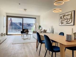 Op de vijfde verdieping van het Ursulinenhof – thuishotel én zorghotel in één – bevindt zich dit fraaie full-service 1-slaapkamerappartement. Het appartement heeft een bruto oppervlakte van 78m² en een ruim, zuidelijk georiënteerd terras van 19m². Je kan dus alle dagen genieten van die heerlijke middagzon. <br /><br />De leefruimte en het terras hebben zicht op de rustige, groene binnentuin én op de skyline van Hasselt. De ramen in de keuken en slaapkamer richten zich dan weer op de gezellige binnenstraat. De badkamer is afgewerkt met een witte marmerlook-tegel en toegankelijk vanaf de slaapkamer en de leefruimte. Handig, want zo kunnen je gasten rechtstreeks naar het toilet zonder dat ze de slaapkamer moeten betreden. <br /><br />Een extra grote troef is dat de keuken gescheiden ligt van de andere ruimtes en prachtig is afgewerkt in tinten van wit en met licht hout. Bovendien is het appartement voorzien van parket. Een hongertje? Geen probleem, je kan gewoon (overdekt) doorlopen naar de brasserie van het Ursulinenhof. Smakelijk!