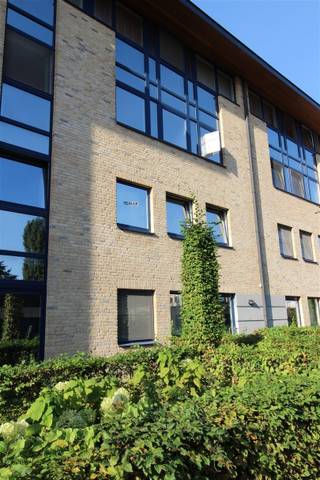 <h1><span>Appartement ou bien immobilier de rapport dans le centre d'Audenarde</span></h1><p><span>Une vie confortable ou un investissement dans un emplacement de choix !</span></p><p><span>Vous recherchez un appartement agréable dans un emplacement central ou un investissement intéressant ? <br />Cet appartement spacieux situé dans le centre d'Audenarde offre de nombreuses possibilités, tant pour une occupation personnelle que pour la location.</span></p><p><span>Dès votre arrivée, vous êtes accueilli dans un hall d'entrée doté de toilettes pour invités. Le spacieux espace de vie, avec son coin salon convivial et sa salle à manger séparée, bénéficie d'une belle luminosité et s'ouvre directement sur la </span><span>terrasse ensoleillée</span><span>, l'endroit idéal pour se détendre.</span></p><p><span>La cuisine équipée dispose de toutes les commodités nécessaires et est complétée par un débarras pratique.</span></p><p><span>L’appartement dispose en outre de </span><span>deux chambres à part entière</span><span> et d’une salle de bains équipée d’un double lavabo et d’une baignoire.</span></p><p><span>Le </span><span>garage en surface, inclus dans le prix de vente</span><span>,</span><span>constitue un atout indéniable </span><span>. Vous bénéficiez ainsi non seulement d’un confort supplémentaire, mais aussi d’une solution de stationnement précieuse en centre-ville.</span></p><h3><span>Atouts supplémentaires</span></h3><ul><li><span>Place de parking en surface comprise dans le prix</span></li><li><span>Pas d’amiante</span></li><li><span>PEP : 282 kWh/m²/an</span></li><li><span>Installation électrique conforme</span></li></ul><p><span>Une opportunité intéressante pour ceux qui souhaitent vivre confortablement ou qui recherchent un investissement immobilier dans un emplacement central.<br />Appartement actuellement loué à des locataires sérieux et respectueux. </span></p><p><span>Prenez rendez-vous via jurgen@immodhondt.be</span></p>