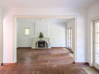 <strong>Karaktervolle villa op gegeerde ligging in Sint-Denijs-Westrem</strong><br /><br /><em>Voor bezoekaanvragen: mail naar info@carloeggermont.be</em><br /><br />In het gegeerde Sint-Denijs-Westrem, op fietsafstand van het centrum van Gent, bevindt zich deze vrijstaande villa op een groene en residentiële locatie.<br /><br />De woning is gelegen op een perceel van ca. 800 m² en beschikt over een bruikbare vloeroppervlakte van 260 m², met inbegrip van een ruime, dubbele garage. De woonst vraagt om een energetische en estetische opwaardering, maar is een uitstekende basis voor wie op zoek is naar een ruime gezinswoning met bijkomend potentieel.<br /><br />De indeling is praktisch en omvat een centrale inkomhal, een lichtrijke leef- en eetruimte met directe aansluiting op het unieke terras en de tuin, een keuken met aansluitende bijkeuken/wasplaats en een doucheruimte. De bijzonder ruime dubbele garage biedt bovendien mogelijkheden om omgevormd te worden tot een multifunctionele ruimte. Op het tussen- en eerste verdiep bevinden zich vier volwaardige slaapkamers en een tweede badkamer, wat deze woning uitermate geschikt maakt voor gezinnen.<br /><br /><strong>Een buitenkans in Sint-Denijs-Westrem voor wie ruimte, potentieel en locatie centraal stelt. </strong>(De woning beschikt over een conforme elektrische installatie)