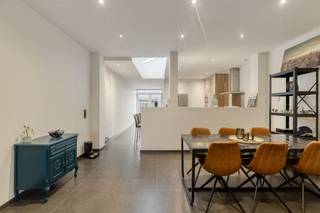 <p>RICHTPRIJS 390.000!</p><p>Deze volledig gerenoveerde gezinswoning is gelegen op een uitstekende locatie, op wandelafstand van het centrum en in de onmiddellijke nabijheid van invalswegen, scholen en het station. Ideaal voor wie comfortabel en centraal wil wonen.</p><p>Bij het betreden van de woning komt u terecht op het lichtrijke gelijkvloers, dat bestaat uit een ruime woonkamer, een volledig ingerichte open keuken, een gezellige eetkamer, een praktische, ruime berging en apart toilet. Dankzij de lichtkoepel geniet deze verdieping van een overvloed aan natuurlijk licht, wat zorgt voor een aangename en open sfeer.</p><p>Op de eerste verdieping bevinden zich twee volwaardige slaapkamers en een stijlvolle badkamer, uitgerust met een ligbad, inloopdouche en toilet.</p><p>De zolderverdieping werd volledig omgebouwd tot een royale master bedroom, wat extra comfort en privacy biedt.</p><p>Daarnaast beschikt de woning over een gezellige tuin, perfect om tot rust te komen. Gevel en dak werden vernieuwd, en de volledige woning werd afgewerkt met hoogkwalitatieve materialen, waardoor ze volledig instapklaar is.</p><p>Een ideale woning voor gezinnen of koppels die op zoek zijn naar kwaliteit, ruimte en een topligging.</p>