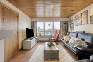 Op de gegeerde Vuurtorenwijk in Oostende, op wandelafstand van het strand en De Spuikom, bevindt zich deze lichtrijke en instapklare bel-etage woning met een bewoonbare oppervlakte van 217 m², garage en prachtige, afgewerkte tuin.<br />Indeling:<br />- Gelijkvloers: oprit voor 2 auto’s, inkomhal, ruime wasplaats/berging; dubbele garage met directe toegang tot de mooie tuin met tuinhuis.<br />- Eerste verdieping: ruime woonkamer met open, volledig geïnstalleerde keuken, afzonderlijk toilet en een aansluitend zonneterras met trap naar de tuin.<br />- Tweede verdieping: 3 volwaardige slaapkamers en badkamer met douche, lavabo en toilet.<br />Zolderverdieping: opgedeeld in 3 ruimtes, ideaal als extra kamers, hobbyruimte of bureau.<br />Extra troeven: Gedeeltelijk gerenoveerd in 2009<br /> Condensatieketel (energiezuinige verwarming)<br /> 19 zonnepanelen aanwezig/warm water op elektriciteit<br /> Rustige woonwijk, dicht bij zee en natuur<br /> Ideaal als gezinswoning of tweede verblijf<br />📍 Een ruime, energiezuinige woning (EPC B ) op een toplocatie aan zee — instapklaar en toekomstgericht.