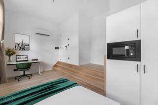 Op zoek naar een comfortabele plek om te studeren en te ontspannen? Deze ingerichte studentenkamer aan de voorzijde op het gelijkvloers biedt alles wat je nodig hebt: een eigen badkamer met regendouche, een handige ontbijtplek met ingebouwde kasten, microgolfoven en koelkast met vriesvak. De kamer maakt deel uit van Trivest, een duurzaam studentenproject met EPC A-label. Geniet van vier moderne gemeenschappelijke keukens, een groene parkachtige binnentuin én een toplocatie op wandelafstand van campussen, station en stad. Perfect voor studenten die stijl, comfort en energiezuinig wonen willen combineren. De maandelijkse huuropbrengst wordt geschat op 680 euro. Wacht niet te lang! Contacteer ons vandaag nog via info@homies.be of 016 22 82 22. HOMIÉS, an Eye for Immo.<br /> 