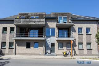 Bent u op zoek naar een recent, modieus en instapklaar appartement waar licht, ruimte en comfort centraal staan? Dan is dit appartement de ideale kans.<br /><br />EPC label B – Geen renovatieplicht / Elektriciteit Conform / CV Aardgas / HR Dubbel glas / …<br /><br />Als u binnenkomt heeft u vooraan 2 slaapkamers waarvan er één toegang geeft tot een eerste terras, ideaal om ‘s ochtends te ontbijten of te genieten van jouw koffie.<br /><br />Achteraan vormt de aangename leefruimte het hart van het appartement en sluit aan op het tweede terras, waar u in alle rust kunt genieten van een ontspannende avond en open zicht over de omgeving. Dankzij de twee terrassen geniet u op elk moment van de dag van een aangename buitenruimte.<br /><br />Het appartement beschikt over een praktische badkamer met douche in bad, een apart toilet en een berging die zorgt voor extra gebruiksgemak in het dagelijkse leven.<br /><br />Een absolute meerwaarde is de privatieve zolder van circa. 43 m², bereikbaar via een zolderluik, die bijzonder veel extra opbergruimte biedt.<br /><br />Ook parkeren hoeft geen zorg te zijn dankzij de private staanplaats achter het gebouw. Aan te kopen aan 10.000,00 EURO.<br /><br />Gelegen in een kleinschalig en goed onderhouden gebouw, profiteert u bovendien van beperkte syndicuskosten, wat dit appartement niet alleen aangenaam maakt om in te wonen, maar ook financieel interessant.<br /><br />Ook interesse? Maak nu jouw afspraak!