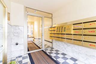 <p>In de mooie Langstraat in Borgerhout, een levendige buurt met tal van voorzieningen en een warme bakker op de hoek, bevindt zich deze lichtrijke studio op de eerste verdieping van een zeer verzorgd gebouw met lift.</p><p>De studio geniet van een aangename lichtinval en beschikt over een ruim terras waar je heerlijk van de buitenlucht kunt genieten. Het aanwezige mozaïekparket geeft de ruimte karakter en biedt, samen met de mogelijkheid om de studio op te frissen, een mooie kans om er een eigen, hedendaagse woonplek van te maken.</p><p>Daarnaast beschikt de studio over een zeer handige kelderberging en een autostaanplaats die bereikbaar is via de garagepoort. Ook het nette en goed onderhouden gebouw draagt bij aan het aangename wooncomfort.</p><p>Dankzij de aantrekkelijke ligging, de praktische extra's en het potentieel om de studio naar eigen smaak in te richten, is dit een interessante opportuniteit als starterswoning of als investering voor verhuur.</p><p>Een studio met mogelijkheden op een fijne locatie in Borgerhout!</p><p>Interesse? Neem contact op voor meer informatie of een bezichtiging: info@markasa.be of 03/827.72.92</p>