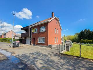 HALFOPEN BEBOUWING met VEEL POTENTIEEL, gelegen op een RUIM en VOLLEDIG OMHEIND PERCEEL van ca. 603 m² te Nieuwerkerken (Aalst). De woning...