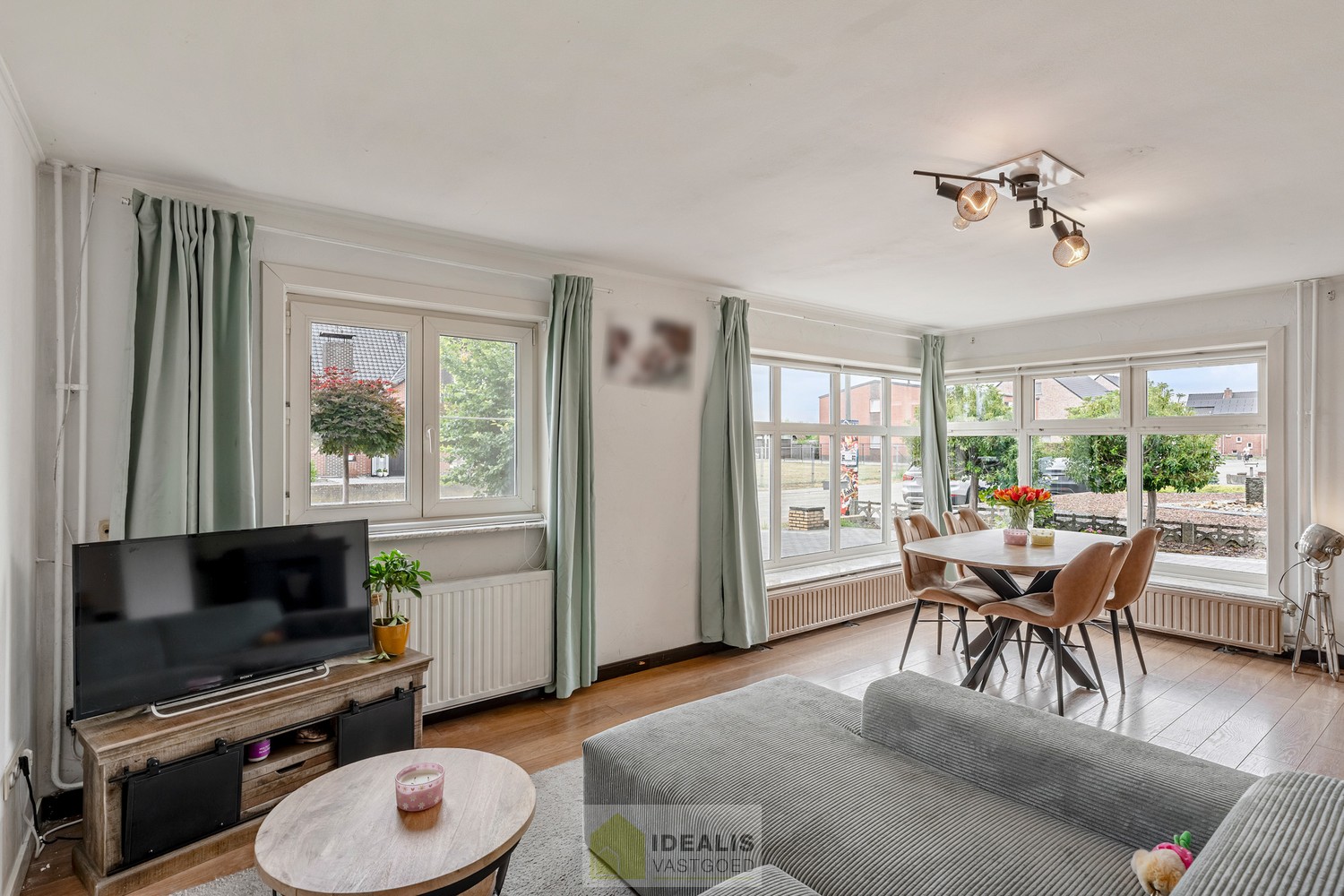 CHARMANTE EN GOED ONDERHOUDEN WONING MET 2 SLAAPKAMERS, 2 BADKAMERS, KNAP UITGERUSTE KEUKEN EN LICHTRIJKE WOONKAMER OP EEN HEERLIJK PERCEEL MET GROEN VERGEZICHT! - foto 5