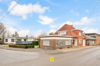 Deze te renoveren doch zeer verzorgde woning is gelegen langs Boeleberg ter hoogte van nummer 25, op een perceel van 3a 85ca.Het dorpsplein van deze...