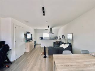 Dit duplex appartement is gelegen op de tweede verdieping in het centrum van Vrasene. U beschikt over een zuid gericht terras en u heeft toegang...