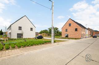 <span>Ontdek de charme van Asper, een sfeervolle deelgemeente van Gavere, waar een uniek nieuwbouwproject op u wacht. Gelegen in een bevoorrechte omgeving, op slechts 15 minuten rijden van de bruisende stad Gent, presenteert dit project 12 prachtige nieuwbouwwoningen. In elke woning is er de mogelijkheid om een vierde tot zelf een vijfde slaapkamer te voorzien. De woningen lot 1, 2 en lot 6 tot en met 12 hebben een afgewerkte zolderkamer in de prijs inbegrepen.<br /></span><br /><span>Dit woonproject bevindt zich in een licht en rustig gebied, een ware oase van sereniteit. Een woonerf waar rust en groen samenkomen, biedt u een unieke levensstijl weg van de drukte van alledag. Het is de perfecte balans tussen de levendige stad en de vredige natuur.</span><br /><span>Om uw comfort te optimaliseren, bieden wij de mogelijkheid om een carport of staanplaats aan te kopen. Voor €20.000 (exclusief kosten) kunt u genieten van de beschutting van een carport, terwijl een staanplaats, exclusief kosten, beschikbaar is voor €12.500. U heeft de vrijheid om te kiezen welke optie het beste bij uw wensen past.<br /></span><br /><span>Stap binnen in uw droomhuis, waar comfort en stijl samenkomen in deze volledig sleutel-op-de-deur afgewerkte woningen. Elk detail is zorgvuldig overwogen, waardoor u meteen kunt genieten van uw nieuwe thuis in Asper.</span><br /><span>Volgens het voorziene lastenboek heeft u de keuze om deze ruimtes in te richten volgens uw eigen smaak en voorkeuren.<br /><br />Bezoek na afspraak met immo beguin: emiel@immobeguin.be<br /></span>