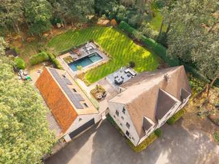 <p>Met veel genoegen stellen wij deze bijzonder indrukwekkende en verrassend ruime villa aan u voor, gelegen op een mooi perceel van 4500 m². Deze riante gezinswoning verenigt op harmonieuze wijze royale leefruimtes, eigentijds wooncomfort en een hoogwaardig outdoor gevoel. <br /><br />Bij het betreden van de woning komt u via de inkomhal terecht in de royale leefruimte, waar de keuken naadloos op aansluit. De functionele indeling op het gelijkvloers wordt versterkt door een praktische wasruimte en een afzonderlijke berging. Met maar liefst zes volwaardige slaapkamers, een grote nieuwe badkamer en twee extra douchekamers biedt deze woonst alle gewenste ruimte voor een groot gezin met een kantoor aan huis.<br /><br />Bovendien is er aan opbergruimte geen gebrek dankzij de aanwezigheid van een koele kelder én een ruime zolder. Buiten bevindt zich een van de absolute blikvangers van het domein: een prachtig aangelegde tuin met een aangenaam terras en een unieke zwemvijver waar u het hele jaar door in alle privacy kunt ontspannen. Dankzij het ruime polyvalente bijgebouw biedt deze villa een zee van mogelijkheden voor zowel professionelen als particulieren.<br /><br />Laat u verassen door de afwerking en de talloze mogelijkheden van deze villa in het groen tijdens uw bezoek.<br /><br />Voor verdere info of een vrijblijvende waardebepaling van uw eigendom: nessim@homixx.be of 03 653 11 96.<br /><br />Laat u verassen door de afwerking en de talloze mogelijkheden van deze villa in het groen tijdens uw bezoek.<br /><br />Voor verdere info of een vrijblijvende waardebepaling van uw eigendom: nessim@homixx.be of 03 653 11 96.</p>