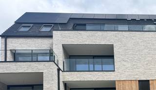 <p>Uitstekend gelegen dakappartement in het centrum van Lubbeek.<br />Het appartement heeft een hal met apart toilet, living met open keuken en aansluitend een berging. <br />Er is een zeer mooi terras aan de voorzijde van het gebouw.<br />Er zijn 2 slaapkamers en een badkamer met inloopdouche voorzien.</p>
<p>In de kelderruimte zijn er 2 staanplaatsen en een aparte privatieve berging inbegrepen in de huurprijs<br />EPC label A, beschikbaar 1 september, excl. kosten 75 euro/maand</p>
