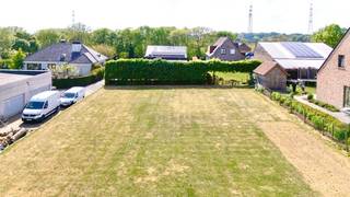 Mooi gelegen perceel bouwgrond, geschikt voor een ruime halfopen bebouwing; Gelegen in een rustige residentiële buurt te Kaster, Anzegem en op...