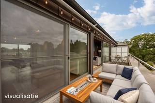 <strong>Is je woning te groot? Te veel onderhoud? Te afgelegen? Wil je wonen in het groene Kasterlee? Maak dan snel een afspraak in dit groot appartement met drie slaapkamers, twee grote terrassen. Een uitzonderlijk grote garage en veel bergruimte op de zolder en in de kelder krijg je er zo maar bij... <br /></strong><br /><strong>Ligging:</strong> centrum van Kasterlee <br /><br /><strong>Indeling:</strong> inkomhal, woonkamer, keuken, keukenberging, 3 slaapkamers, badkamer, zolderberging, kelderberging, garage, twee terrassen<br /><br /><strong>Omschrijving: </strong>groot appartement op de derde verdieping van "Residentie Bosrand", (bouwjaar 2001) gelegen in het centrum nabij winkels en natuur. Inkomhal met gastentoilet, lichte woonkamer met hoge plafonds, zowel voor-als achteraan een groot terras met zonneluifel. Keuken met alle comfort en een aansluitende wasplaats. Nachthal met toegang naar de drie slaapkamers en de badkamer met ligbad en douche. Uitschuiftrap naar een erg ruime zolderberging (+/- 60 m²). Het appartement is vrijwel overal bevloerd met eiken parket. Kelderverdieping met private kelderberging en een uitzonderlijk grote garage met automatische poort. Gemeenschappelijke fietsenberging en binnenplein met gemeenschappelijke tuin. Meerdere laadpalen 200 meter verderop aan sporthal Duineneind.<br /><br />Geen bovenburen! Aanbod in Kasterlee is erg beperkt! Mits schilderwerk en opschuren parket is het appartement vrijwel instapklaar!<br /><br /><strong>Maandelijkse lasten:</strong> € 171 o.a. voor afvalophaling, poetsen traphal, onderhoud tuin<br />Epc-score: 159 kWh/m² (label B)<br /><br /><strong>Bijzondere informatieplicht: </strong><span>omgevingsvergunning stedenbouwkundige handelingen uitgereikt, woongebied, geen rechterlijke herstelmaatregel of bestuurlijke maatregel opgelegd, geen voorkooprecht ruimtelijke ordening, geen omgevingsvergunning voor verkavelen van gronden.</span>
