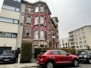 Surf naar www.abricasa.be en plan jouw verhuurafspraak in samen met onze digitale assistente Alice!Geniet van een prachtig appartement in een statig gebouw met bijzondere lichtinval en karakteristieken.Rustig gelegen op de 2de verdieping (enkel trap) in een residentiële wijk in de nabijheid van het centrum en vlakbij alle invalswegen!De gezellige open woonkamer met aanpalende keuken geniet door de hoekligging van een hele namiddag zon. Achteraan bevindt zich de slaapkamer met aanpalende de badkamer, uitgerust van lavabo, douche,toilet en een aansluiting voor een wasmachine.- NIET GEMEUBELD - EPC: 438 kWh/m² UC: 220211123-0002497414-RES-1- Maandelijkse kosten: €70 (1 pers) / €95 (2 pers) bevatten: forfait water en minuterie- Huurwaarborg: 2.385 euro (3 maanden huur)- Beschikbaar: Datum 15/01/2026- Type contract: Bepaalde duur (1 jaar) nadien verlengbaar- Adres: Bosmanslei 13 - 2018 ANTWERPENWens je jouw huis, appartement, bouwgrond of opbrengsteigendom te verkopen? Op zoek naar een vastgoedmakelaar voor de verhuur of het beheer van jouw eigendom(men)? Abricasa staat voor een persoonlijke én actieve vastgoedbegeleiding van A tot Z! Leer ons kennen! Bel ons voor een vrijblijvende afspraak op 03 259 04 04 of spring binnen op ons kantoor te Kasteelstraat 58 - 2000 Antwerpen! Je bent van harte welkom!