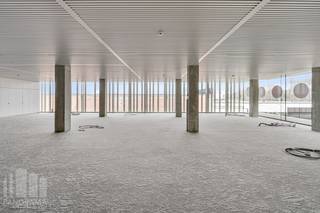 Bent u op zoek naar een unieke kantoorruimte op een <strong>toplocatie met onmiddellijke verbinding naar belangrijke snelwegen</strong>? Dan is deze kantoorruimte van 309 m² op de 1ste verdieping van toren 'C' op de innovatieve en <strong>hypermoderne bedrijvencampus 'O-Forty' </strong>precies wat u zoekt. Gelegen naast op- en afrit 9 Oostkamp én met visibiliteit langs de E40 biedt deze ruimte een uitstekende bereikbaarheid.<br /><br />De kantoren zijn casco+ afgewerkt met klimaatplafond en tapijttegels. U kunt ook gebruik maken van de gemeenschappelijke refter/ontspanningsruimte en extra vergadermogelijkheden (en seminarie ruimtes) in toren 'B'. <br /><br />Deze bedrijvencampus biedt nog vele andere voordelen, zoals een event space, coworking space, foodbar, fitness, padel, badgesysteem, pakjesmuur en ruime boven en ondergrondse parkeermogelijkheden. Onmiddellijk beschikbaar!<br /><br />Neem contact op met <strong>PANORAMA B2B</strong> voor bijkomende inlichtingen, plannen of een vrijblijvend plaatsbezoek via <strong>0479 70 70 73</strong>.
