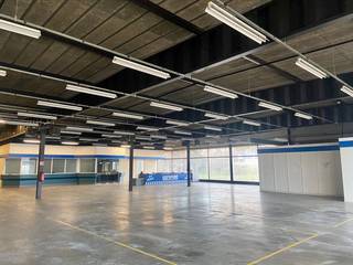 Industriële ruimte met een oppervlakte van +/- 1.950 m² op een terrein van 11.313 m² te huur. Het gebouw bestaat uit 900 m² opslagplaats, 566...