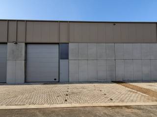 Op het gloednieuwe bedrijvenpark THEA in de Careelstraat in Tielt vindt u deze ruime KMO-unit van 216 m² terug. Dankzij de centrale ligging is dit een uiterst interessante uitvalsbasis voor uw activiteiten. Het park is zeer vlot bereikbaar vanaf het centrum en ligt vlakbij belangrijke invalswegen zoals de E40 en N37.<br /><br />De unit is opgebouwd uit een staalstructuur, geïsoleerde betonpanelen en beschikt over een lichtstraat met automatisch rookluik. De vrije hoogte bedraagt 6 meter en de unit heeft een automatische sectionale poort van 4 m breed x 4,5 m hoog. Stopcontacten van 220V en 380V zijn reeds aanwezig.<br /><br />Er worden sanitaire voorzieningen voorzien, en in overleg met de eigenaar kunnen de mogelijkheden voor het plaatsen van een laadpaal bekeken worden. De elektriciteitsvoorzieningen zijn hiervoor reeds aanwezig. Aan de staalconstructie zijn extra consoles voorzien, waardoor het mogelijk is om in de toekomst een extra verdieping te realiseren.<br /><br />Voor de unit zijn twee privatieve parkeerplaatsen voorzien. De oplevering is gepland vanaf 1/11/2025, of eerder indien de unit vroeger wordt afgewerkt.<br /><br />Deze unit is geschikt voor opslag én productie/werkplaats.<br /><br />Huurprijs: 1.100 euro/maand excl. BTW + provisie syndic: 75 euro/maand<br /><br />PLUSPUNTEN:<br />* NIEUWBOUW<br />* RUIM<br />* LIGGING<br />* PRIVATIEVE PARKEERPLAATS VOORZIEN <br />* MOGELIJKHEID TOT EXTRA VERDIEPING