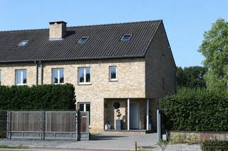 <strong>Uitzonderlijk ruime halfopen bebouwing met 4 slaapkamers, 2 badkamers, volledig onderkelderd en uitbreidingsmogelijkheden op zolderverdiep.<br />Instapklaar!</strong><br /><br />Ruimte, kwaliteit en een ideale ligging komen samen in deze uitzonderlijk ruime halfopen bebouwing van circa 320 m².<br />Achter de verzorgde gevel schuilt een verrassend grote gezinswoning met een doordachte indeling, vier slaapkamers, twee badkamers (waarvan 1 gelijkvloers), een volledige onderkeldering, een zeer ruim zolderverdiep én de mogelijkheid tot omvorming naar twee appartementen.<br /><br />De lichtrijke eetkamer sluit naadloos aan op de volledig uitgeruste keuken met kookeiland. Dankzij de vele maatwerk inbouwkasten is er meer dan voldoende opbergruimte. De woning beschikt over verschillende ruime leefruimtes, vier volwaardige slaapkamers en twee badkamers, waarvan één op het gelijkvloers (hoogwaardig afgewerkt!) en één op de verdieping (kan opfrissing gebruiken).<br /><br />Via een vaste trap bereikt u de zeer ruime zolderverdieping, die dankzij de aanwezige Velux-ramen eenvoudig kan worden ingericht als extra slaapkamers, bureau of hobbyruimte.<br /><br />Het kelderverdiep biedt een koele berging, technische ruimte, een sfeervolle afgewerkte loungeruimte én een uitzonderlijk ruime garage met praktische compartimenten die eveneens makkelijk langs achter te bereiken is met de wagen via een doodlopende weg.<br /><br />Buiten geniet u van een ruim, aangelegd zonneterras met zuidwestelijke oriëntatie, een onderhoudsvriendelijke tuin en een permanent groen uitzicht over open weiland. Dankzij de uitstekende geluidsisolatie ervaart u binnenshuis bovendien een aangenaam wooncomfort, dit ondanks de zeer centrale ligging.<br />De woning werd afgewerkt in 2009 en scoort uitstekend op vlak van energiezuinigheid met een zéér gunstig EPC (label A) en 24 zonnepanelen (met een opbrengst van € 230 per 1.000 kWh. Jaarlijks minimaal 5 groenestroomcertificaten)!<br /><br />Extra troef: de woning is reeds volledig voorbereid op een eventuele opsplitsing naar twee appartementen. De nodige voorzieningen zijn aanwezig, wat mogelijkheden biedt voor kangoeroewonen, een zorgwoning of een investeringsproject (onder voorbehoud van de nodige vergunningen).<br /><br /><strong>Troeven op een rij:<br />+ Recent en moderne woonst<br />+ Uitzonderlijk veel ruimte<br />+ Hoogwaardige afwerking met goede isolatie<br />+ Zeer centrale ligging en toch een uiterst aangenaam wooncomfort<br />+ Energiezuinig! EPC-score - 92 kWh/m² jaar = label A!<br />+ Volledige onderkeldering én zolderverdieping<br /> (in kelder 3-fasige krachtstroomaansluiting (380/400 V) met industriële stekker, geschikt voor professioneel gebruik.)<br />+ Extra mogelijkheden voor kangoeroewonen, zorgwoning of ombouw naar 2 appartement.<br /> Voorzieningen hiervoor zijn reeds aanwezig!</strong><br /><br />