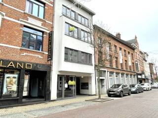 <p><span>Gezellig appartement te huur in hartje Dendermonde</span></p><p><span>In het centrum van Dendermonde, gekend om zijn rustige sfeer en authentieke charme, bevindt zich dit gezellige appartement op de tweede verdieping (geen lift). Het is de ideale plek voor wie graag centraal woont, met winkels, scholen en openbaar vervoer op wandelafstand.</span></p><p><span>Bij binnenkomst betreed je een inkomhal die toegang geeft tot de lichte living met een open keuken. De keuken is functioneel ingericht en beschikt over boven- en onderkasten, een dampkap, fornuis en koelkast. </span></p><p><span>Het appartement beschikt over twee ruime slaapkamers die veel mogelijkheden bieden, bijvoorbeeld als slaap- en werkruimte. De badkamer is uitgerust met een comfortabel ligbad dat tevens als douche gebruikt kan worden, een toilet en een praktisch badkamermeubel. Extra opbergruimte is beschikbaar in de berging. Aan de achterzijde van het appartement bevindt zich een klein terras waar je kan genieten van een momentje rust.</span></p><p><span>Een bijzonder detail is dat alle ruimtes zijn voorzien van een gezellige plankenvloer, wat het geheel een warme uitstraling en extra charme geeft.</span></p><p><span>Op het gelijkvloers is er een mogelijkheid om je fiets overdekt te stallen. </span></p><p><span>Binnen een straal van 50 meter kan je gratis parkeren, wat het praktische aspect van dit appartement alleen maar versterkt. </span></p><p><span>Een bijkomend voordeel is dat er geen gemeenschappelijke kosten zijn. </span></p><p><span>Bovendien zorgt de zeer lage EPC-score voor een laag energieverbruik, wat zowel voordelig is voor je budget als het milieu.</span></p><p><span>Dit appartement is beschikbaar vanaf 1 april 2025. </span></p><p><span> </span></p><p><span>Wil je meer informatie of graag een bezoek plannen? Neem dan contact op met Immo Twins via 052/55.55.55 of stuur een e-mail naar info@immotwins.be. </span></p><p><span> </span></p><p><span>Mis deze kans niet en ontdek zelf de troeven van dit fijne appartement!</span></p>