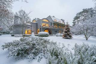 Villa under modern architecture with indoor swimming pool in the most sought-after villa district of Schilde. In the immediate vicinity are...