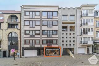 Op een uitstekende centrale ligging in het hart van De Panne, langs de bruisende A. Dumontlaan, bevindt zich dit gelijkvloers handelspand...