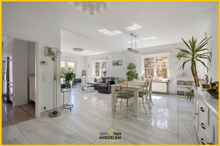 <strong>Droomt u van de ideale combinatie tussen landelijke rust en een vlotte bereikbaarheid? Immo Van Middelem stelt u graag deze lichtrijke villa (1995) voor, gelegen in een bijzonder rustige en groene omgeving in Schepdaal.</strong><br />Deze woning is perfect voor gezinnen die op zoek zijn naar ruimte, comfort en een vleugje vakantiegevoel, terwijl scholen, winkels en openbaar vervoer zich op wandelafstand bevinden.<br /><br />De indeling van de woning (+/- 200 m²) is als volgt:<br />- GELIJKVLOERS: inkomhal met apart toilet en bureauruimte, lichtrijke leefruimte met grote raampartijen en directe toegang tot de tuin, volledig ingerichte keuken met kookeiland en aansluitende wasplaats/berging, evenals een dubbele inpandige garage.<br />- 1ste VERDIEPING: 4 ruime slaapkamers, waarvan één momenteel ingericht is als dressing en een badkamer uitgerust met een inloopdouche, een aparte standaard douche en dubbele lavabo. <br />- ZOLDER: ruime zolder die extra bergruimte biedt.<br /><br />EXTRA TROEF: ruim bijgebouw (52 m²), voorzien van airco (verwarmen/koelen), momenteel ingericht met leefruimte, slaapkamer en badkamer, ideaal voor hobby, praktijkruimte of thuiskantoor.<br /><br />BUITENRUIMTE: de volledig omheinde, zuidwestgerichte tuin beschikt over een ruim terras, een recent aangelegd zwembad (2022) en een jacuzzi.<br /><br />25 zonnepanelen (piekvermogen 8250 kWp).<br />EPC: 260 kwh/(m²jaar) (U:2201495)- Label C.<br />Elektriciteit CONFORM tot 30/08/2044.<br />Uitgerust met een alarmsysteem.<br />Vrij bij akte.