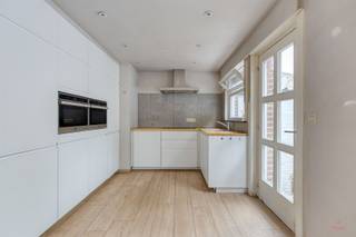 <p><span>Cette maison récemment rénovée est située à Eine, une commune d'Audenarde. A seulement 10 minutes du centre d'Oudenaarde, tout en bénéficiant de la tranquillité d'une rue calme. <br /><br />Disposition :</span></p><ul><li><span>Rez-de-chaussée : hall d'entrée, toilettes invités, salon, salle à manger, cuisine (four, micro-ondes, plaques de cuisson, hotte aspirante, réfrigérateur et lave-vaisselle disponibles), terrasse, cave, garage, débarras, débarras couvert/terrasse</span></li><li><span>Premier étage : 2 chambres spacieuses, 1 petit bureau/chambre d'enfant, salle de bains avec baignoire, douche et double lavabo, toilettes séparées</span></li><li><span>Deuxième étage : 2 chambres à coucher, deuxième salle de bain avec douche et lavabo</span></li><li><span>Chauffage au gaz naturel</span></li></ul><p><span> </span></p><p><span>C'est ce que vous cherchez ? <br />Contactez Els aujourd'hui pour une visite : 0496 10 65 76 ou <span>els@heritagevastgoed.be</span></span></p><p><span> </span></p><p><span><br /> €<br />Disponibilité : à partir du 01/11/2024 Loyer : 1050/mois Garantie de loyer : 3 mois</span></p><p><span> </span></p>