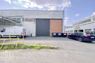 Vlot bereikbare magazijnruimte met een oppervlakte van +/- 316 m² te koop in het hart van de IZ Pathoekeweg. De loods, opgebouwd uit een degelijke betonconstructie in combinatie met metalen bardageplaten, is vlot toegankelijk via een automatische sectionale poort (4 m B x 5,20 m H). Bijkomend heeft de magazijnruimte een vrije hoogte tussen 6,75 m en 7,25 m en is uitgerust met een degelijke betonvloer.<br /><br />Het magazijn maakt deel uit van een groter bedrijfsgebouw en maakt gebruikt van de ruime gemeenschappelijke manoeuvreerruimte. Onmiddellijk beschikbaar.<br />De loods bevindt zich op amper 4 km van het centrum van Brugge en nabij de Expresweg die de A11 verbindt met de E40 en de E403.<br /><br />Contacteer <strong>PANORAMA B2B</strong> voor bijkomende inlichtingen of een vrijblijvend plaatsbezoek <strong>0479 70 70 73</strong>.