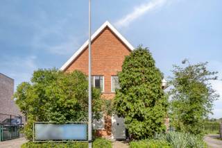 Ontdek deze ruime open bebouwing met tal van mogelijkheden, ideaal voor wie op zoek is naar een veelzijdige woning op een zeer aangename locatie. De woning beschikt over een dubbele oprit en biedt volop potentieel voor renovatie en aanpassing naar eigen wensen.<br /><br />Binnen vindt u een ruime keuken, een grote leefruimte en voldoende bergruimte. Er is een aparte werk- of bureauruimte, een praktische wasplaats, en maar liefst drie slaapkamers. De zolder biedt extra gebruiksruimte voor opslag of uitbreiding. De woning wordt verwarmd op zowel gas als elektriciteit, wat flexibiliteit biedt.<br /><br />Achteraan het perceel bevindt zich een magazijn van circa 100 m² met een hoge poort, ideaal voor opslag of hobbyactiviteiten. De drijfkracht is aanwezig, wat bijkomende mogelijkheden biedt voor diverse toepassingen.<br /><br />Deze eigendom vormt een topinvestering dankzij de combinatie van ruimte, mogelijkheden en de gunstige ligging in Temse. Mis deze kans niet om uw ideale project of droomwoning te realiseren!