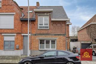 This three fronted home is located in quiet Tulpstraat, very central in Aalst.