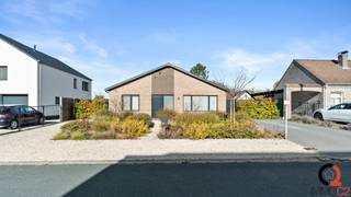 Instapklare kwalitatief gerenoveerde eengezinswoning op perceel van 06 A 48 CA in kindvriendelijke buurt nabij het centrum van Leopoldsburg. <br /><br />De <span>indeling</span> is als volgt: <br /><br /><span>Interieur</span><br />+ Inkomhall met ingebouwde kasten <br />+ Aparte WC <br />+ Leefruimte bestaande uit zit- en eethoek <br />+ Volledig ingerichte leefkeuken met Siemens toestellen en met zicht op en toegang tot het terras en de tuin <br />+ Gerieflijke berging/wasplaats (via plafondluik toegang tot zolderruimte)<br />+ Slaapkamer 1 <br />+ Slaapkamer 2 <br />+ Ingerichte badkamer met lavabomeubel en ligbad met douchemogelijkheid <br />+ Slaapkamer 3 <br /><br /><span>Exterieur</span><br />+ Aangelegde voor – en achtertuin <br />+ Achtertuin is volledig omheind en aan weerszijden van de woning afgesloten<br />+ Zonneterras grenzend aan keuken <br />+ Beklinkerde oprit biedt voldoende parkeergelegenheid <br />+ Volledig geïsoleerd tuinhuis met mogelijkheid tot polyvalente functie (bureau, atelier…)<br />+ Afgesloten tuinkast achter het polyvalente bijgebouw <br /><br />De <span>bergzolder</span> is toegankelijk via de berging/wasplaats.<br />+ Vloerplaat zolder is goed geïsoleerd<br /><br />Kwalitatieve totaalrenovatie in 2020 (m.u.v. het dak): bepleistering muren, plafonds, vloeren, Schüco ramen, deuren, isolatie, elektrische installatie, bijgebouw, keuken, badkamer... . <br /><br />Elektrische installatie is <span>conform</span> het AREI. <br /><br />G-score: A <br />P-score: A<br /><br />Asbest: asbestleien dak en raamtabletten (enkel exterieur!) in massal. <br /><br />EPC: 323 kWh/m²/jaar, UC: 3719836. Energielabel D. <strong>GEEN RENOVATIEVERPLICHTING!</strong> <br /><br />Rustig gelegen in kindvriendelijke buurt nabij het centrum van Leopoldsburg, nabij winkels, scholen, openbaar vervoer en overige voorzieningen. <br /><br />De woning is geschikt voor jong en oud gezien alle ruimtes zich op de begane verdieping lokaliseren!