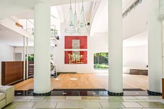 Villa sous architecture moderne avec piscine intérieure dans le quartier de villas le plus recherché de Schilde. À proximité immédiate des écoles et des commerces. De plus, vous avez un accès facile à la ville et à l'autoroute. Une intimité totale est assurée grâce à un jardin mature magnifiquement aménagé.<br /><br />Vous serez immédiatement charmé par l'architecture impressionnante et son majestueux chemin d'accès.<br /><br />Disposition du rez-de-chaussée :<br />Nous entrons dans la maison par un hall d'entrée spacieux avec toilettes invités et vestiaire. Ce hall central donne d'une part sur le salon spacieux et lumineux avec une impressionnante mezzanine. On y trouve plusieurs espaces de détente et une salle à manger. La mezzanine est actuellement utilisée comme un fantastique bureau à domicile avec un joli contact avec le salon et sa propre terrasse ensoleillée.<br />La cuisine a récemment été entièrement rénovée. Cette cuisine luxueuse est bien sûr équipée de tous les appareils et est reliée à un élégant coin repas par une cheminée à double face. À table, vous pourrez profiter d'une vue magnifique sur le jardin grâce aux grandes baies vitrées.<br /><br />Nous trouvons également au rez-de-chaussée un espace bureau séparé accessible directement depuis le hall d'entrée et un garage double intégré avec à côté une buanderie spacieuse.<br /><br />Enfin, cerise sur le gâteau, nous arrivons à la magnifique piscine intérieure (de 2002). Suffisamment spacieuse pour que les nageurs expérimentés puissent faire leurs longueurs quotidiennes, et grâce à l'espace spa complet, un plaisir pour toute la famille.<br /><br />Premier étage :<br />Nous commençons ici avec la chambre principale avec dressing et sa propre salle de bains spacieuse. Il y a 2 chambres supplémentaires à cet étage, dont une avec mezzanine et dressing. Enfin, la deuxième salle de bains à cet étage.<br /><br />Deuxième étage :<br />Ici, nous trouvons la 2ème et la 3ème chambre avec une salle de bains supplémentaire.<br /><br />Un espace de stockage supplémentaire peut être trouvé au sous-sol.<br /><br />Jardin :<br />Jardin élégamment aménagé autour de la maison avec plusieurs terrasses, où vous pourrez profiter du soleil à tout moment de la journée. Le jardin, sans vis-à-vis, est équipé de beaux éclairages extérieurs.<br /><br />À l'arrière du jardin, il y a aussi une grande remise de jardin.<br /><br />En résumé, une combinaison de modernité et de tradition, avec une grande attention aux détails et à la qualité. Une maison de rêve absolue pour toute la famille !<br /><br />Caractéristiques :<br />- Emplacement de premier choix<br />- Mer d'espace.<br />- Piscine intérieure.<br />- Magnifique jardin mature avec plusieurs terrasses.<br />- Intimité absolue - la maison n'est pas visible depuis la rue.