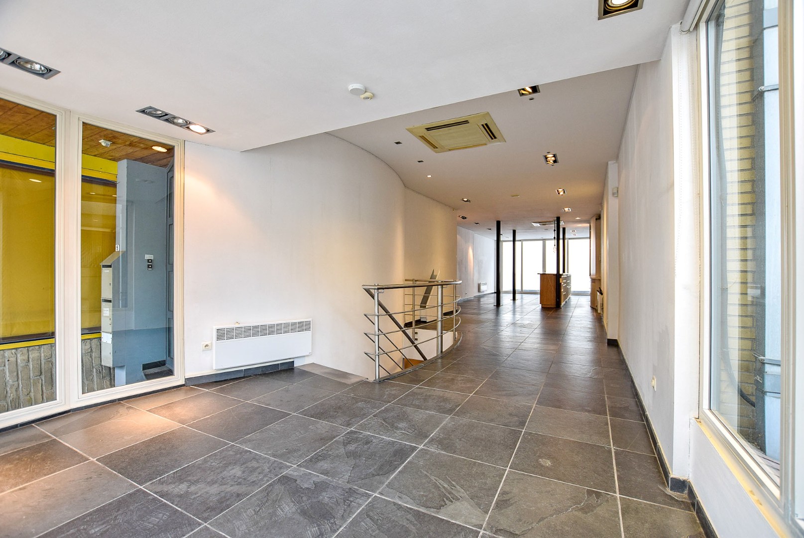 Goed gelegen winkelruimte / kantoorruimte in het centrum van Koksijde-Bad. - foto 4