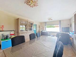<p>Rustig gelegen woning met zonnige tuin, zonnepanelen en EPC B in Betekom!</p><p>Op een bijzonder rustige locatie, en toch vlakbij het centrum van Betekom, bevindt zich deze verzorgde en lichtrijke woning die comfort, ruimte en uitstekende ligging combineert.<br />Bij het binnenkomen via de inkomhal wordt u meteen verwelkomd in de ruime leefruimte, waar grote raampartijen zorgen voor een aangename lichtinval. Aansluitend vindt u een volledig ingerichte, ruime keuken met een mooi zicht op de zuidgerichte tuin. De ideale plek om in alle rust van het buitenleven te genieten.<br />Op het gelijkvloers beschikt de woning over een slaapkamer en een badkamer uitgerust met ligbad, wastafel en toilet. Dit maakt de woning eveneens geschikt voor wie gelijkvloers wil wonen.<br />Via de trap in de leefruimte bereik je de eerste verdieping, waar zich nog twee slaapkamers en een apart toilet bevinden.<br />Verder biedt deze woning een inpandige garage en een ruime carport, waardoor parkeergelegenheid nooit een probleem vormt.<br />Dankzij het gunstige EPC-label B en de aanwezige zonnepanelen geniet u bovendien van een energiezuinige woning met een lagere energiefactuur.</p><p>Een ideale woning voor wie rustig wil wonen met alle voorzieningen binnen handbereik.</p><p>EPC: 155 UC: 20260518-0003871704-RES-1</p><p>Wil je deze woning bezoeken bel dan 016/90 10 21 of mail info@future-home.be.</p><p>Wens je een gratis schatting? Vergeet dan zeker geen contact met ons op te nemen!!!<br /> </p>