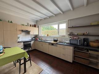 Ontdek deze charmante gelijkvloerse woning, gelegen in het groene en rustige Noorderwijk. Een ideale thuis voor wie op zoek is naar comfort, energiezuinigheid en een aangename leefomgeving.<br /><br />De instapklare woning beschikt over drie volwaardige slaapkamers, een vernieuwde badkamer met moderne afwerking en een ruime, lichtrijke leefruimte. <br /><br />De volledig uitgeruste keuken beschikt over een oven, microgolfoven, vaatwasser, koelkast en kookplaat.<br /><br />Daarnaast bevindt zich op de bovenverdieping een ruime zolder die zich uitstrekt over de volledige verdieping. Hier is een extra kamer voorzien die perfect kan dienen als logeerkamer, hobbyruimte of bureau.<br /><br />De woning is uitgerust met 28 zonnepanelen, dubbele beglazing en wordt uitstekend onderhouden. Dit zorgt voor een laag energieverbruik en een comfortabel binnenklimaat. De afgesloten tuin met verzorgd gazon biedt voldoende privacy om in alle rust van het buitenleven te genieten. Daarnaast zijn er rolluiken voorzien in de keuken en slaapkamers.<br /><br />Tot slot is er een ruime garage aanwezig die extra bergruimte voorziet. <br /><br />Er is eveneens de mogelijkheid om meubelstukken of andere individuele zaken van de eigenaar over te nemen.<br /><br />De eigenaar zal een brandverzekering afsluiten die een clausule van afstand van verhaal ten aanzien van de huurder bevat. Deze is inbegrepen in de huurprijs.<br /><br />De woning is onmiddellijk beschikbaar.<br /><br />De troeven:<br />• Gelijkvloers wonen – alles binnen handbereik<br />• Ruime (wijn) kelder<br />• Airco aanwezig<br />• Tuin met 2 terrassen <br />• Kachel aanwezig<br />• Instapklaar<br /><br />Heb je interesse? Vraag uw bezoek aan via onze website https://www.immovl.be/te-huur/list en druk op de knop '<strong>IK WENS EEN BEZOEK</strong>'.